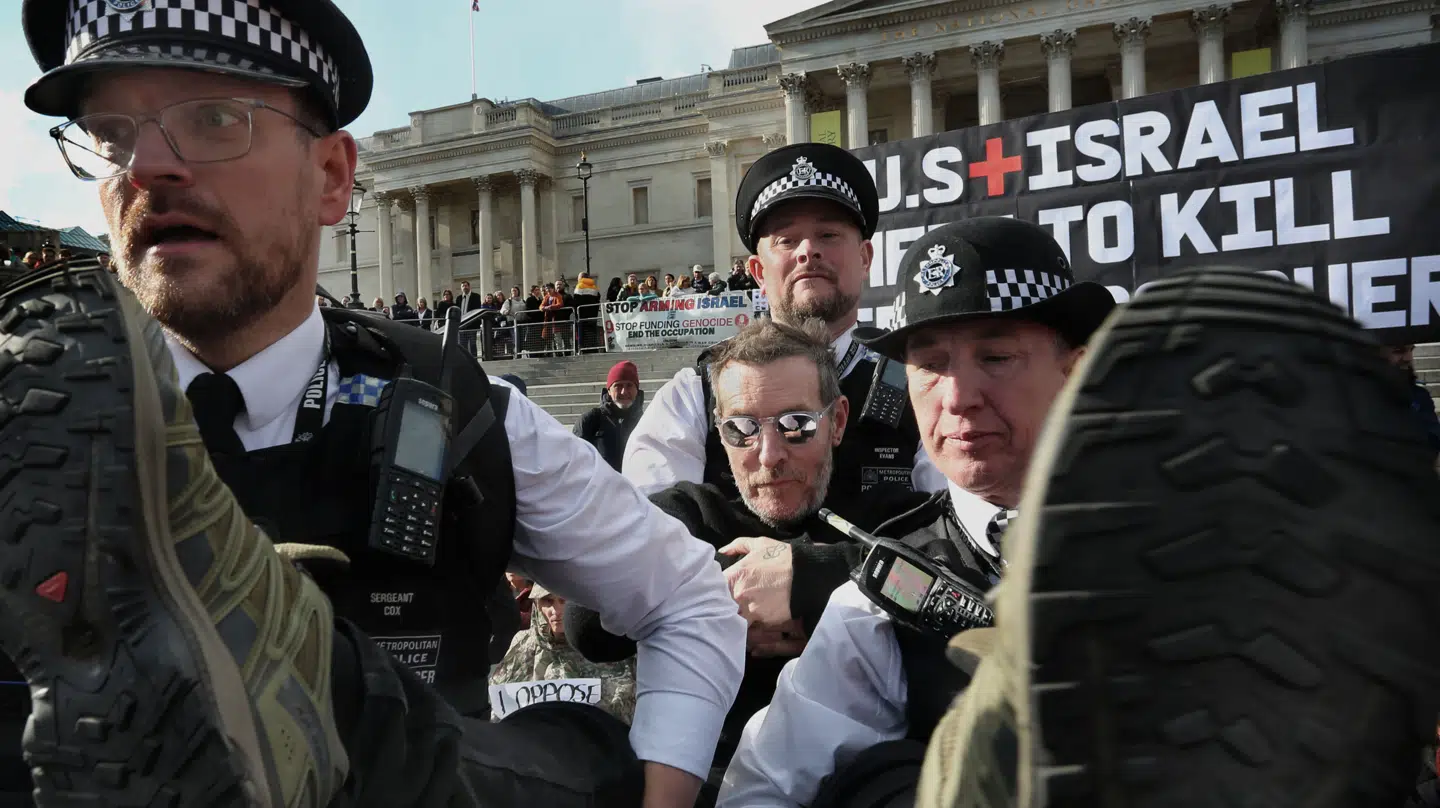 Her bliver han ført væk.