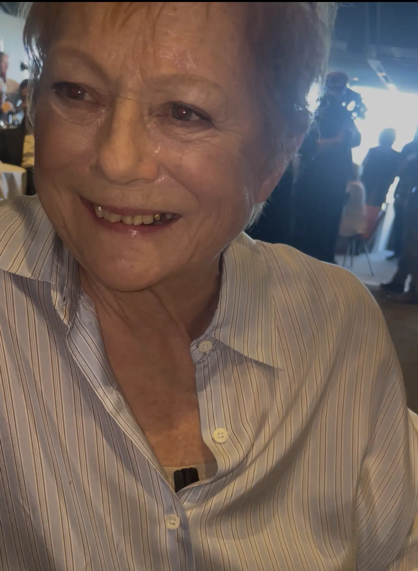 Lisbet Dahl var også iført mikrofon, klar til tv-optagelsernes begyndelse, da B.T. møder hende til hendes 80 års fødselsdagsreception på Charlottenlund Travbane torsdag. Foto: Lykke Buhl.