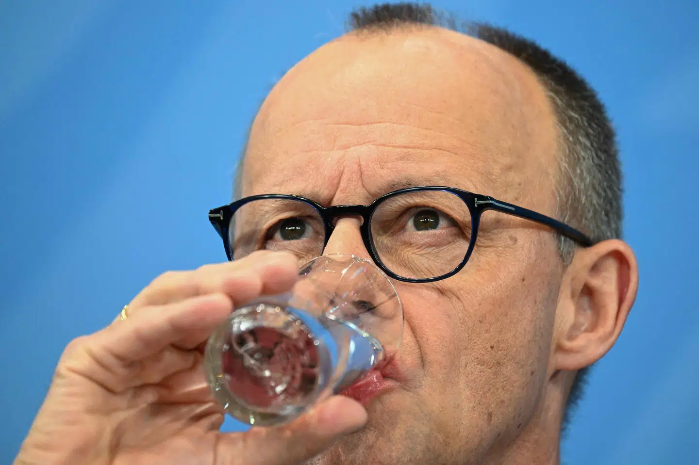 Den tyske forbundskansler, Friedrich Merz, drikker vand inden et pressemøde, hvor han blandt andet præsenterede en aftale om at sænke brændstofafgifter.