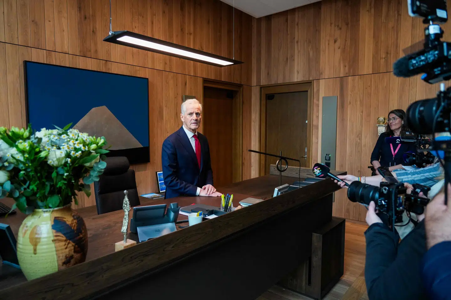 Norges statsminister, Jonas Gahr Støre, fremviser mandag sit kontor i de nye regeringsbygninger.