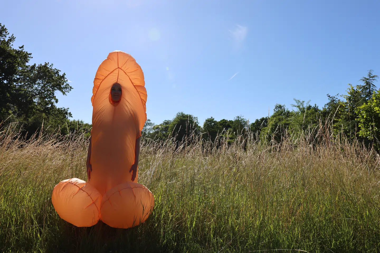 Ditte Hansen tog blandt andet metroen iført sit pikkostume, som hun her ses i, og det fik alligevel gjort hende forlegen undervejs i optagelserne af sexprogrammet på DR. Foto: Mikkel Bøgh Ulriksen / DR