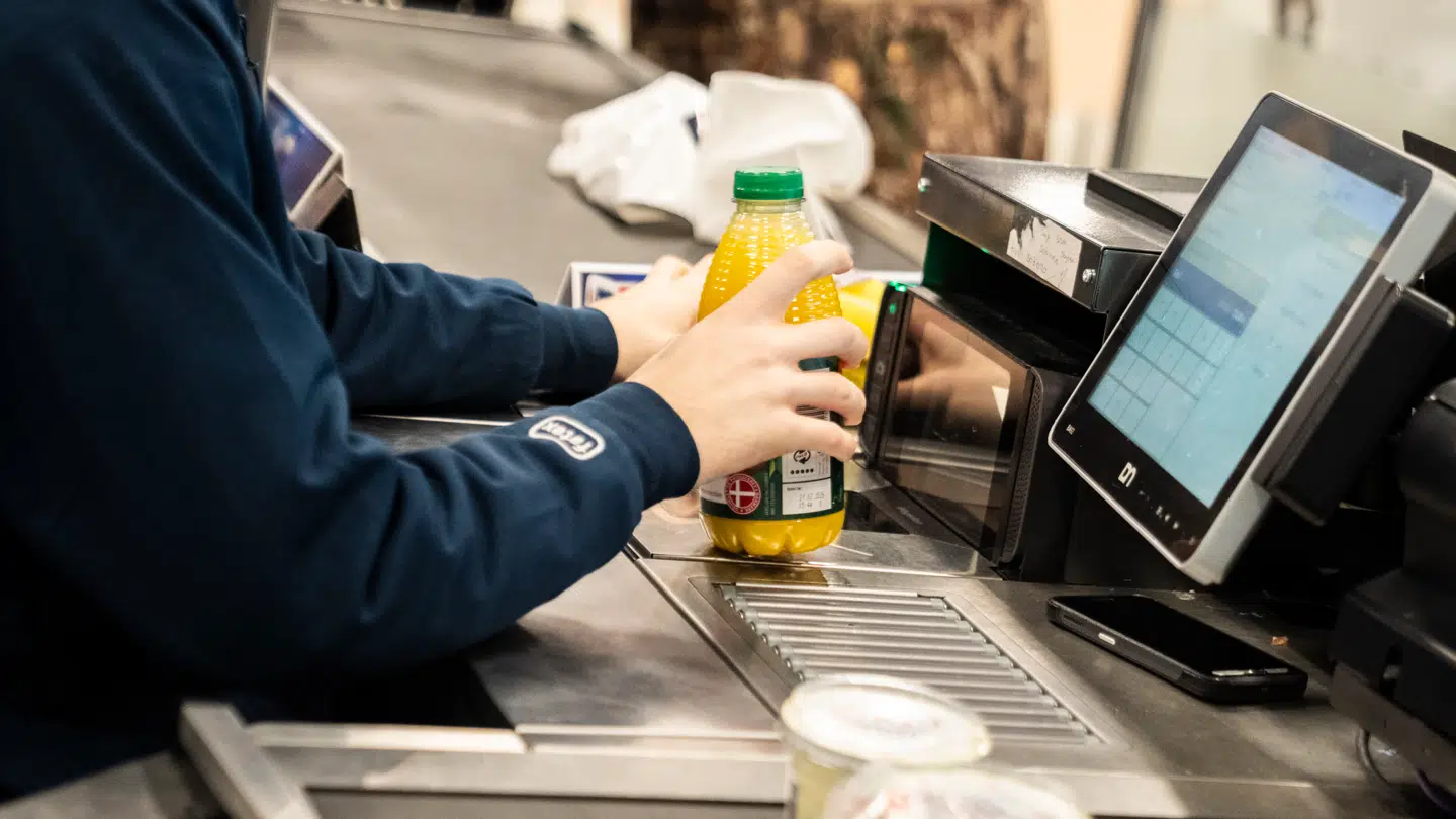 De nye regler betyder blandt andet, at de yngste medarbejdere i Coop må sidde ved kassen