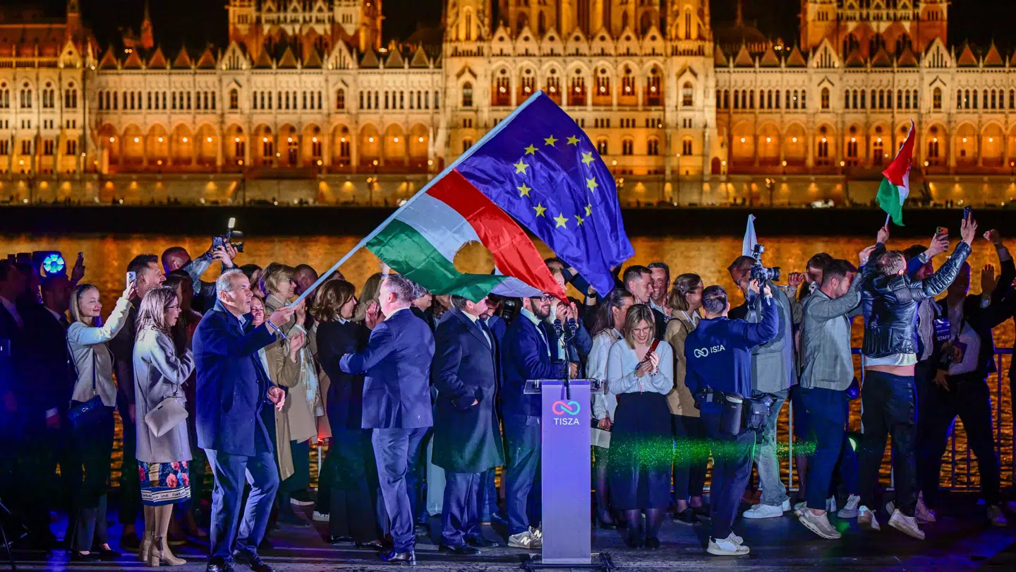 Péter Magyar og hans parti Tisza vinder to tredjedeles flertal i Ungarns parlament søndag.