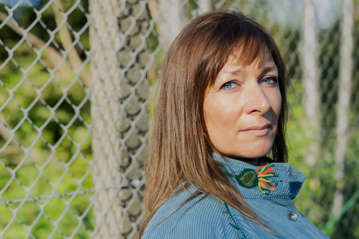 Nanna Holm er cand.mag. i retorik og debuterer som romanforfatter med »Røde port«. Det slipper hun godt fra.