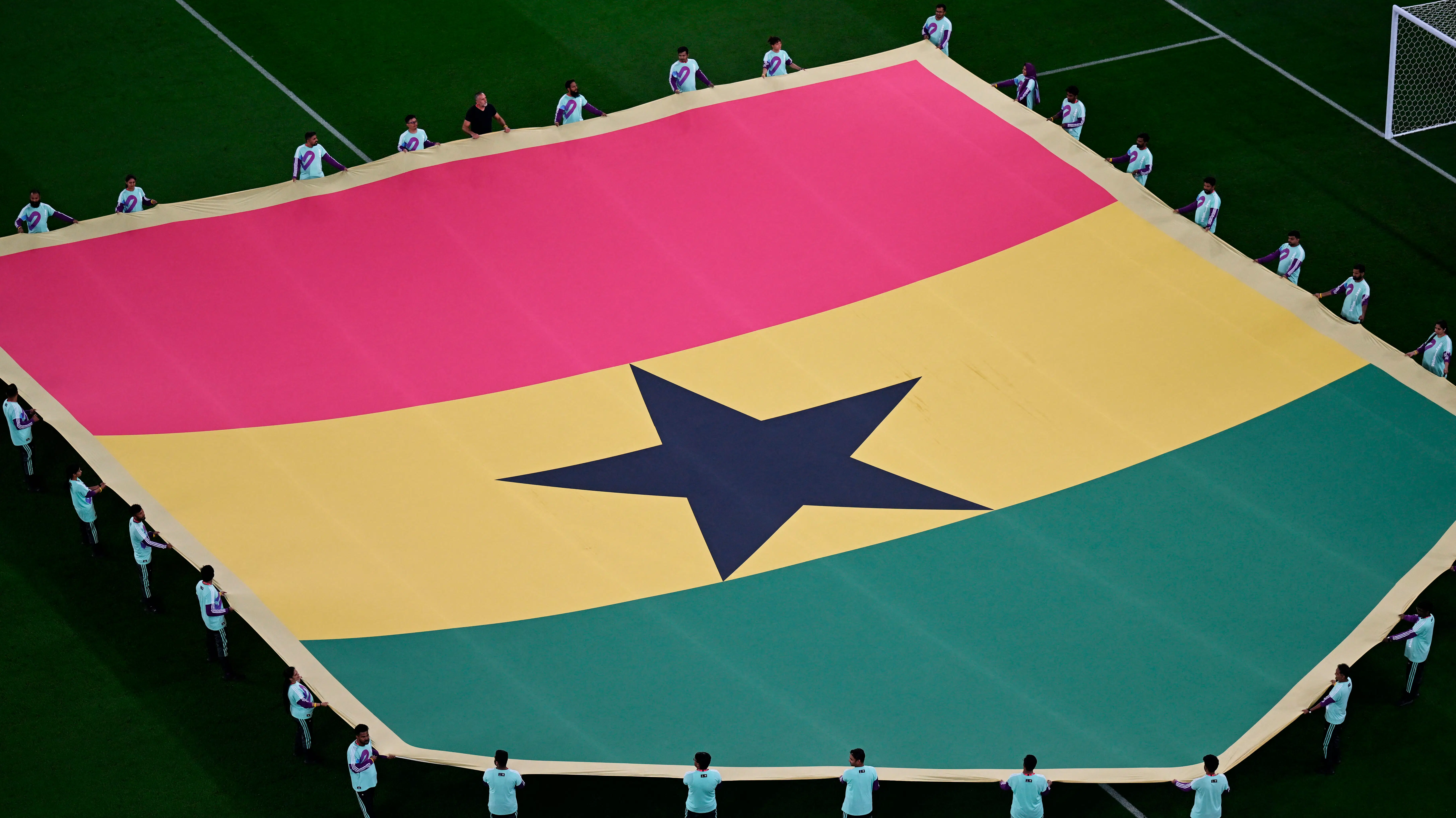 Spillerbus angrebet med automatvåben: Ghanesisk fodbold ramt af tragedie