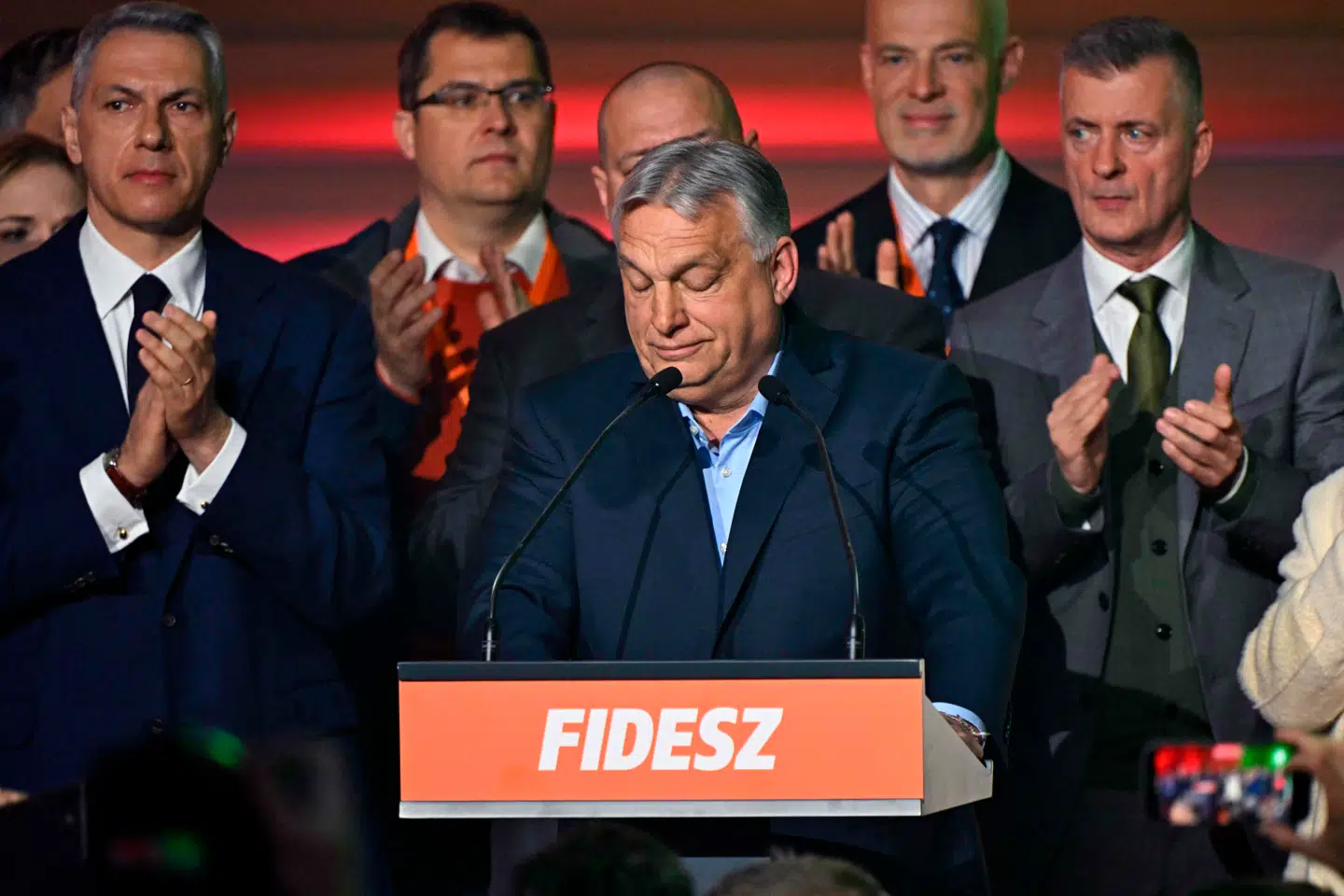 Viktor Orbán taler til sine tilhængere efter søndagens store valgnederlag, hvor han tabte magten til sin hovedmodstander, Péter Magyar. Foto: Kisbenedek/AFP/Ritzau Scanpix