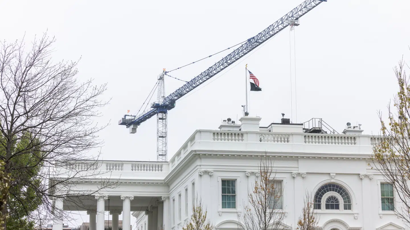 Donald Trump er i fuld gang med at bygge sin kæmpemæssige balsal i Det Hvide Hus. Nu har han fået et foreløbigt 'go' til at fortsætte byggeriet.