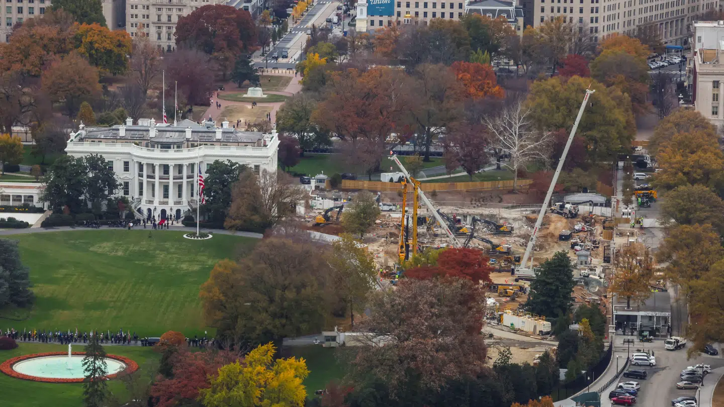 Et luftfoto af Det Hvide Hus viser, hvordan håndværkerne allerede er godt i gang med at omdanne Det Hvide Hus.