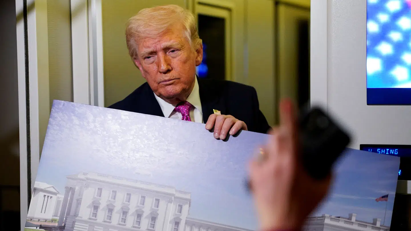 Donald Trump fotograferet ombord på Air Force One i marts i år, hvor han talte med journalister om sit storstilede byggeprojekt.