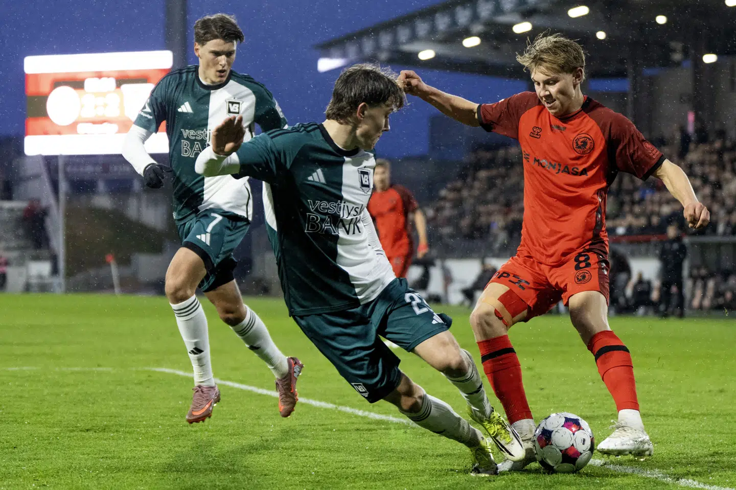 Der var ikke mange rolige minutter i kampen, da Fredericia og Vejle mandag aften spillede 2-2. Det var et resultat, som gæsterne ikke kunne bruge til meget i overlevelseskampen.