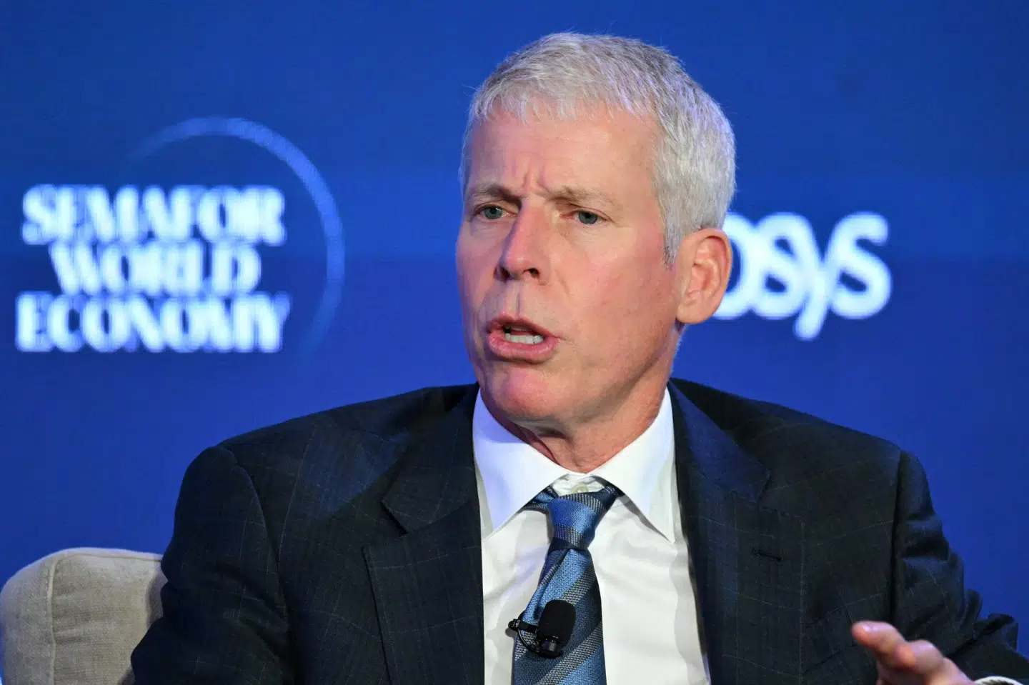 Den amerikanske energiminister, Chris Wright, regner med, at der i løbet af de kommende uger sejler langt flere skibe gennem Hormuzstrædet. Men indtil da vil oliepriserne sandsynligvis stige, siger han.