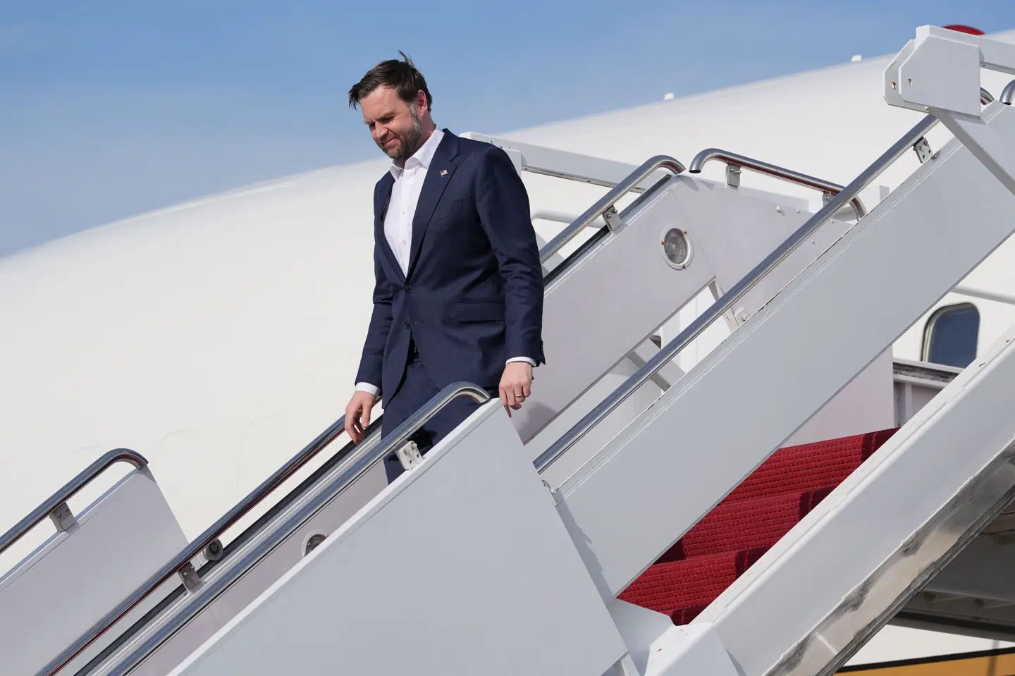 USA's vicepræsident, J.D. Vance, vendte søndag hjem til USA efter at have ledet en amerikansk delegation ved forhandlinger med Iran i Pakistans hovedstad. Forhandlingerne endte uden en aftale.