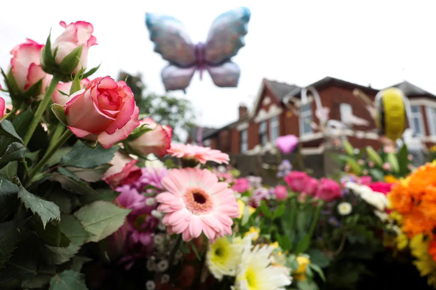 Flere lagde i august 2025 blomster ved det sted, hvor en 17-årig dreng stak flere små piger ihjel under et dansearrangement. Efter angrebet opstod der voldsomme optøjer i flere engelske byer. (Arkivfoto).