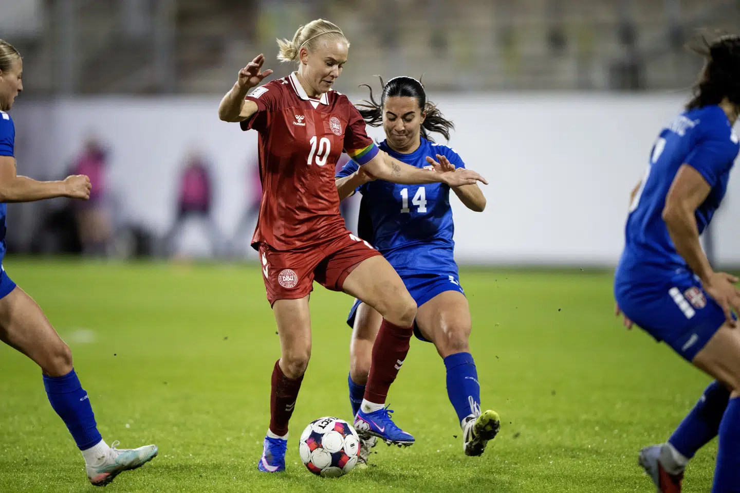Pernille Harder har trods meget tætte markeringer scoret fire gange i fire kampe under Jakob Michelsen. (Arkivfoto).