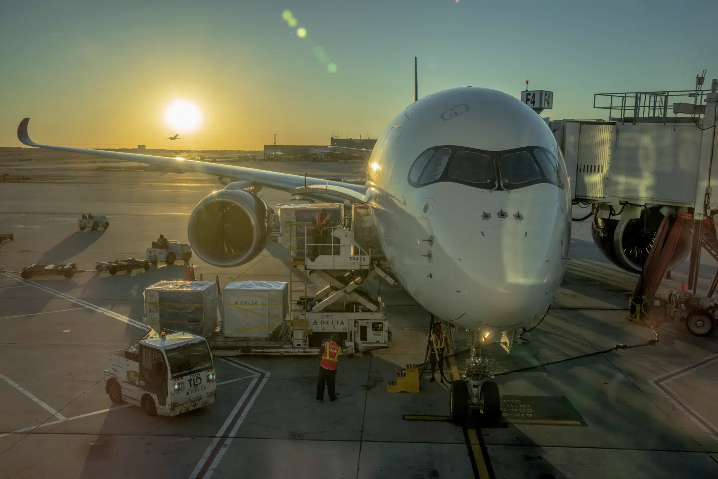 Selvom de stigende brændstof- og billetpriser endnu ikke har sat sig i efterspørgslen, så er der bekymring at spore blandt de danske rejsedirektører.