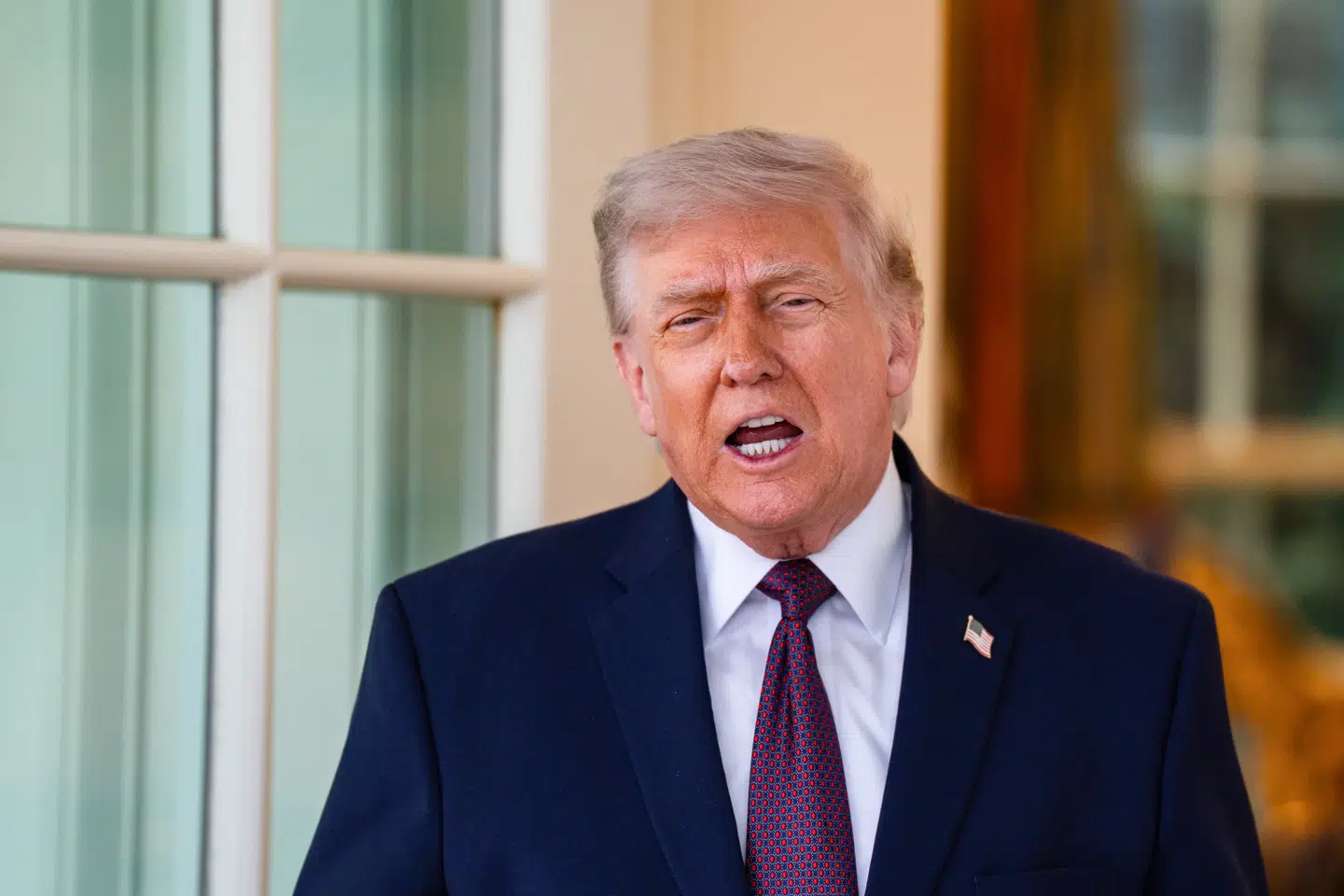 Præsident Donald Trump har indført en blokade mod iranske havne, hvilket lægger et stort pres på Irans økonomi. Hver dag forventes blokaden at koste Iran mange millioner dollar. Analytikere forudser, at Irans valuta, rialen, helt vil bryde sammen, og at landet ikke længere kan holde stand økonomisk.