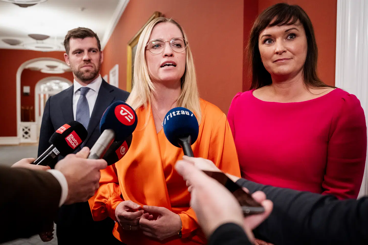 Venstres Morten Dahlin, Stephanie Lose og Sophie Løhde fotograferet før regeringsforhandlingerne mandag. Venstre-formand Troels Lund Poulsen var forhindret i at deltage efter en akut øjenoperation, men har gjort klart, at han har svært ved at se et nyt regeringssamarbejde med Socialdemokratiet for sig.