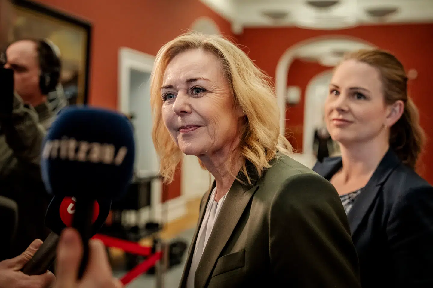 Konservatives formand, Mona Juul (i forgrunden), på vej til regeringsforhandlinger på Christiansborg fredag den 27. marts i år sammen med politisk ordfører, Mette Abildgaard (i baggrunden).