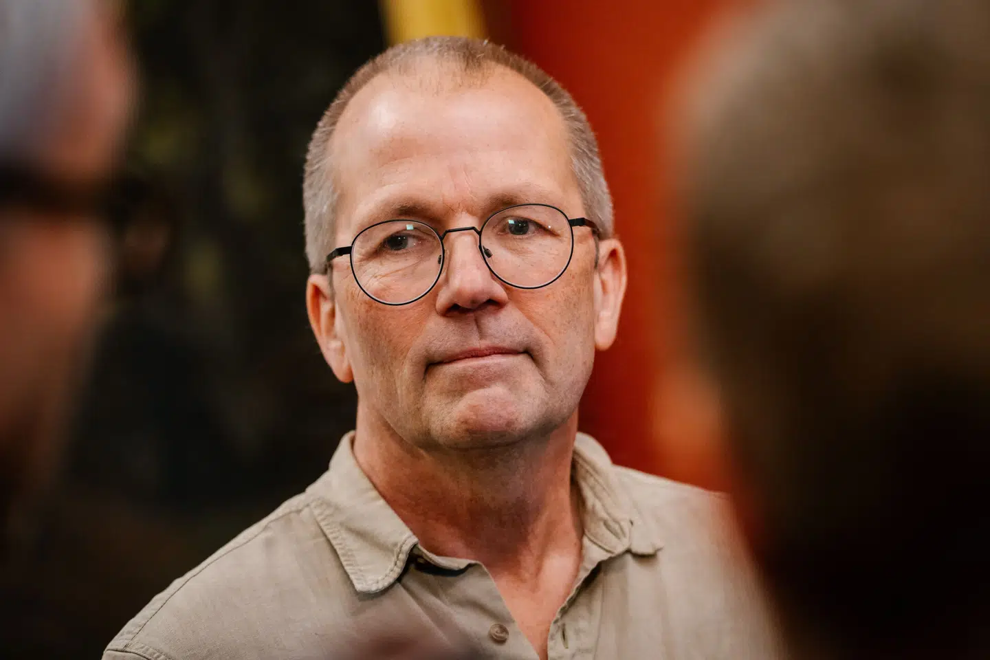 Fra Enhedslistens gruppeformand, Peder Hvelplund, lyder det, at Mette Abildgaard og Konservative burde være mere bekymret for at indgå i en regering baseret på Dansk Folkeparti end på Enhedslisten.