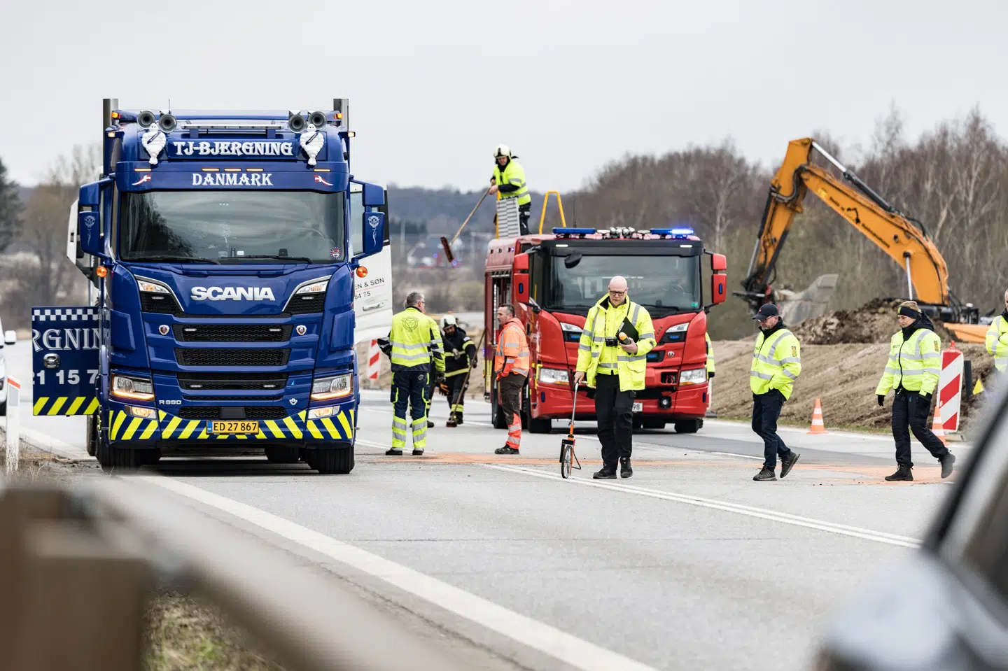 Politiet rydder tirsdag op efter ulykken på Hillerødmotorvejens forlængelse, hvor en lastbil og en varevogn tidlig morgen stødte frontalt sammen.