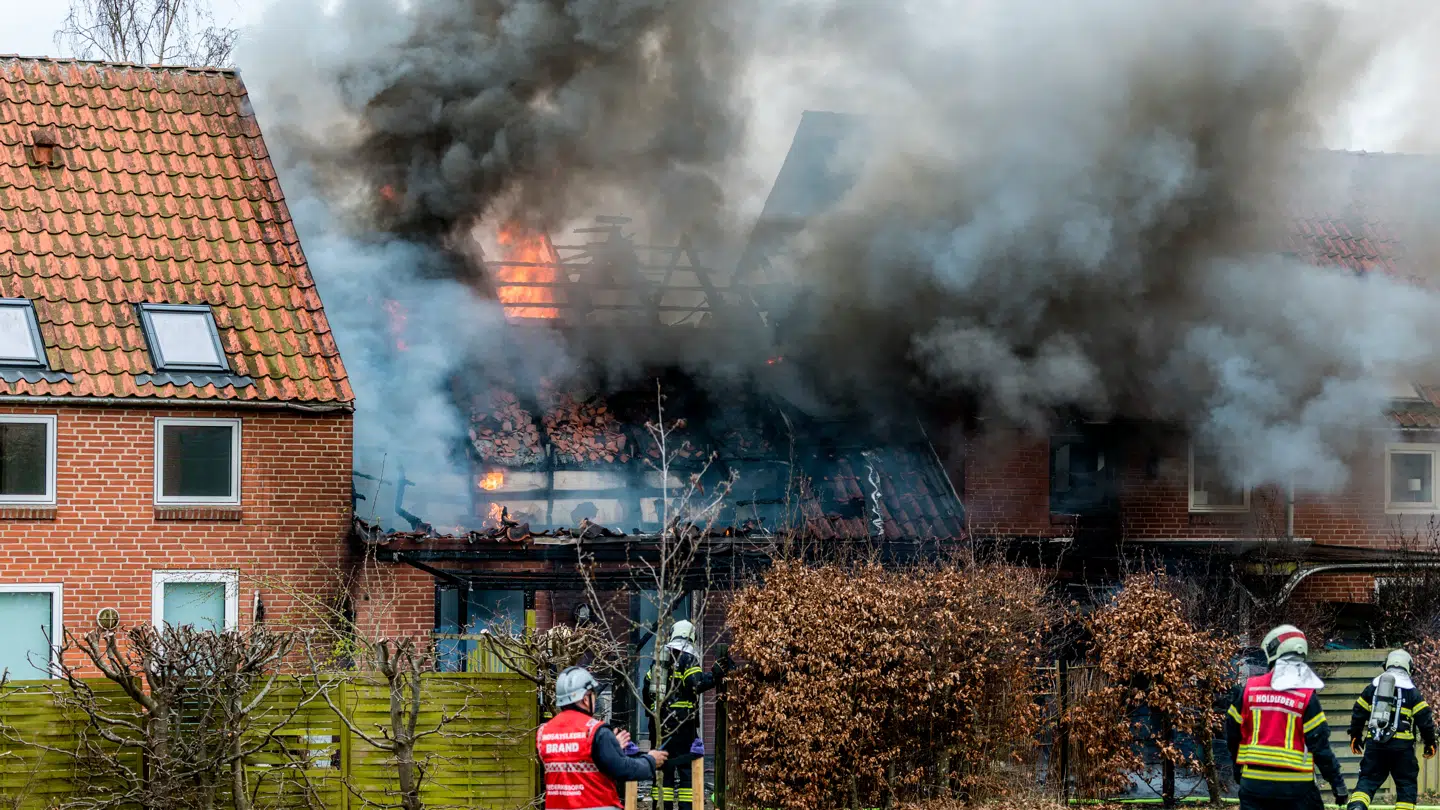 Brandfolk arbejder på en adresse i Skævinge hvor der er brand i et rækkehus tirsdag den 14. april 2026.