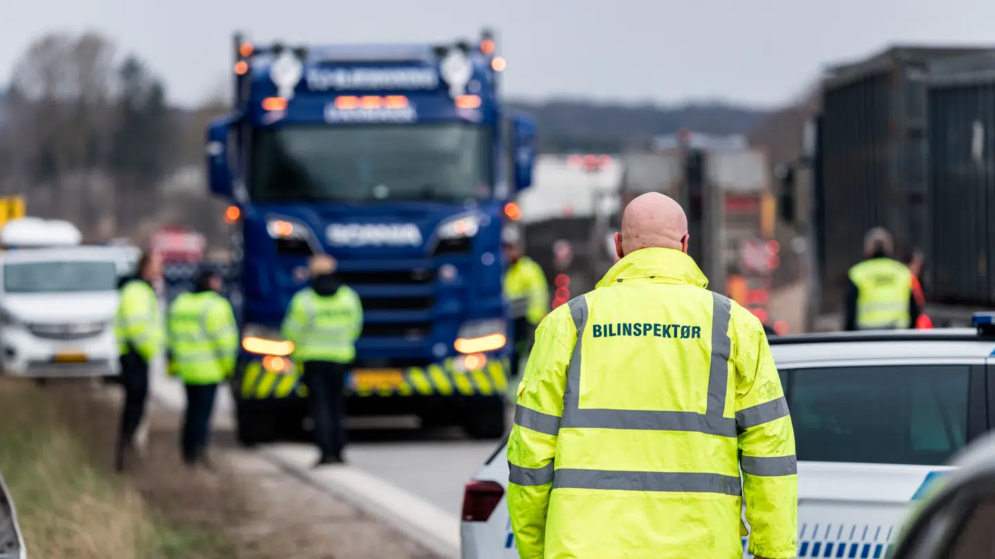 Politiet rydder op efter en større ulykke på Hillerødmotorvejens forlængelse tirsdag den 14. april 2026.