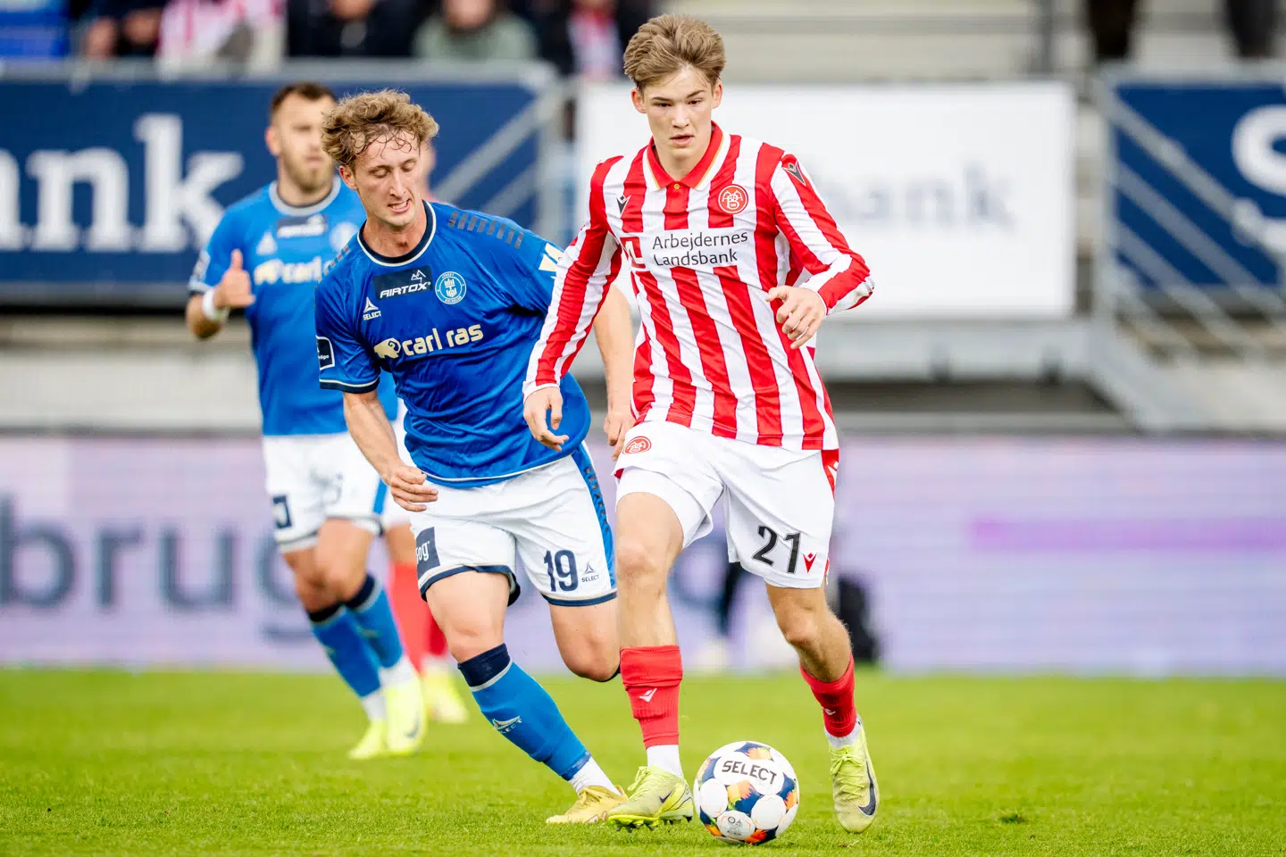 Lyngby Boldklubs Gustav Fraulo og Aabs Mads Bomholt under 3F Superliga-kampen mellem Lyngby Boldklub og AaB i nedrykningsspillet på Lyngby Stadion lørdag den 24. maj 2025.