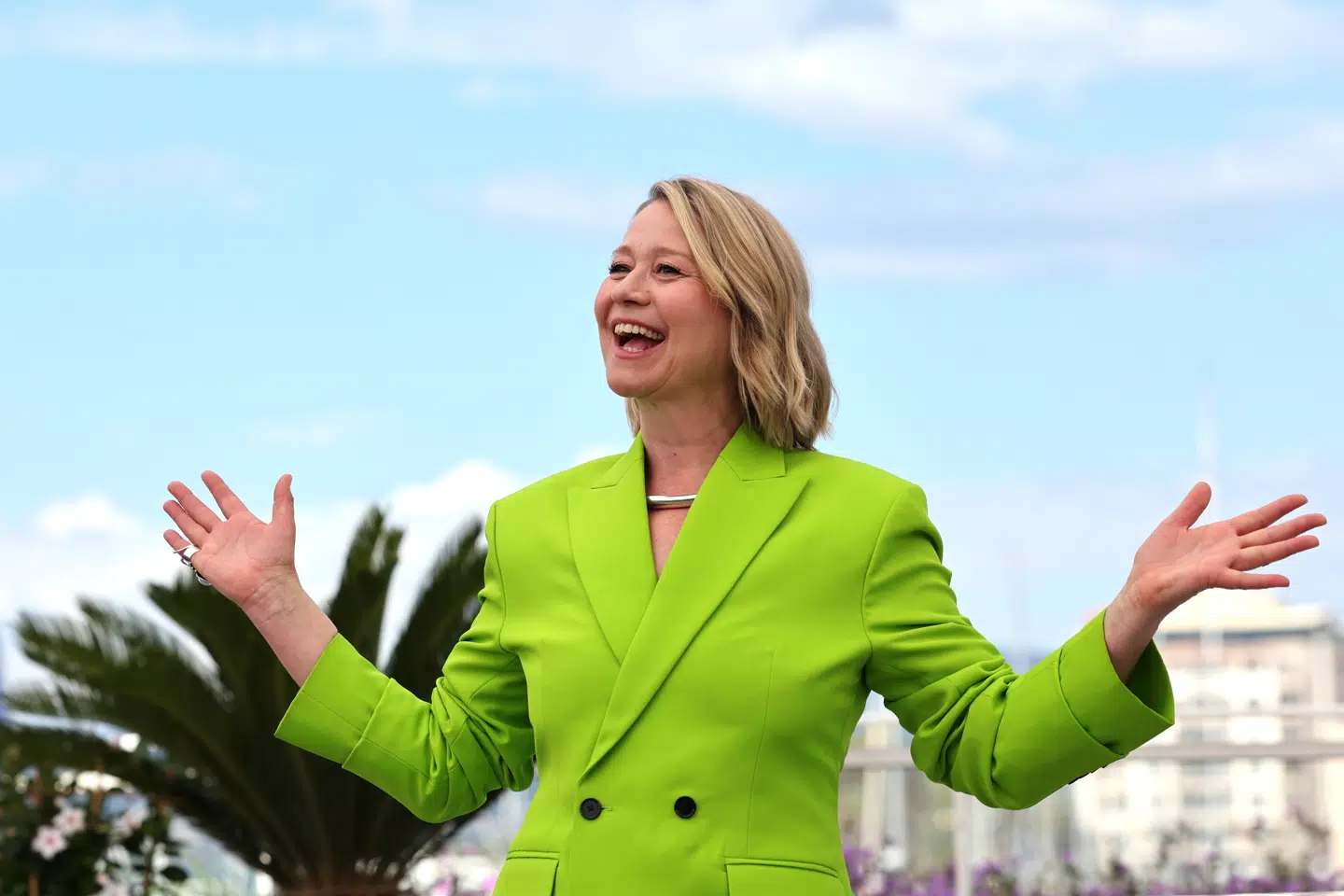 Gordon Alsing er ikke tilfreds med, at DR minimerer billedet og begynder at reklamere for andre programmer hen over Trine Dyrholms sang i slutningen af hvert afsnit af »Den Danske Kvinde«. Her ses Dyrholm i Cannes i 2024. Foto: Andre Pain/EPA/Ritzau Scanpix