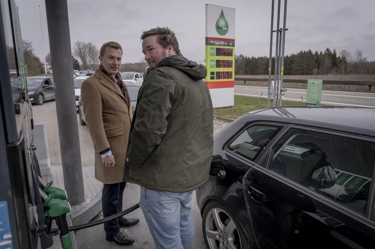 Dansk Folkeparti med Morten Messerschmidt i spidsen gav billig benzin og diesel på udvalgte tankstationer som en del af partiets valgkamp til folketingsvalget. Her ses Messerschmidt i Sandager i Assens på Fyn. (Arkivfoto).