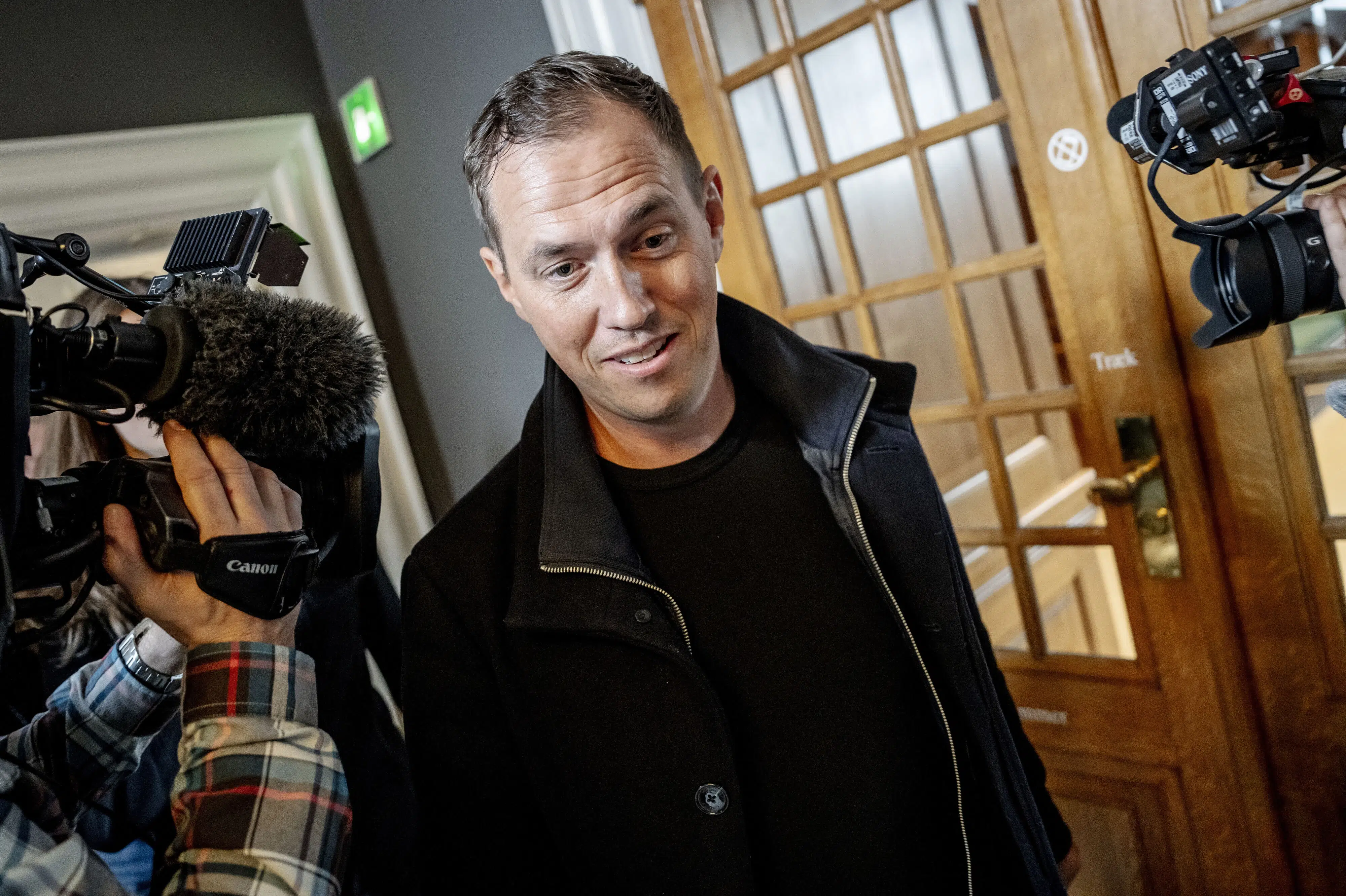 Folketingsmedlem beskyldes for at misbruge millioner på sig selv