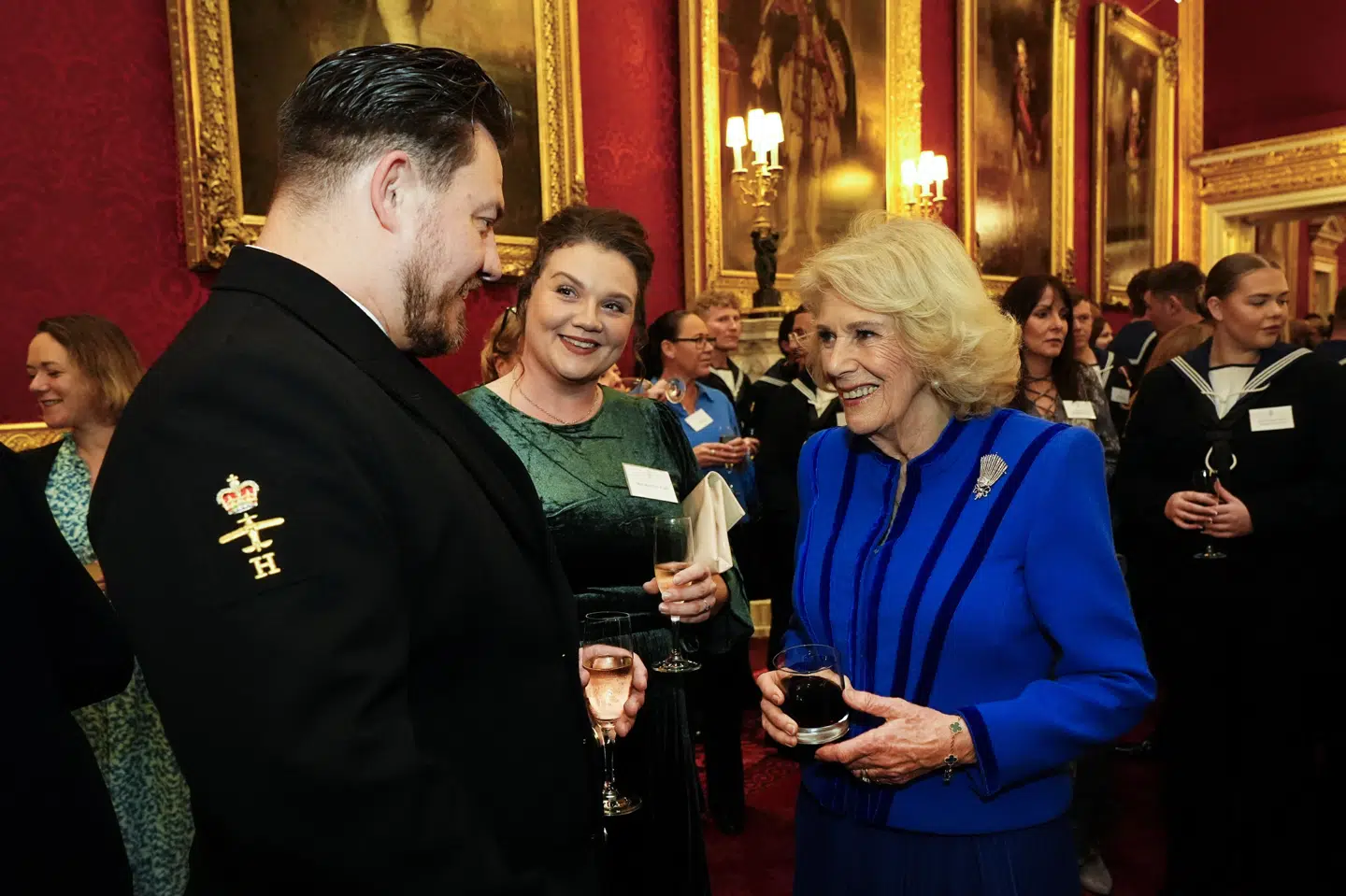 Dronning Camilla har kongeblå som en klar favorit, hun ofte ses iført, her til reception på St. James Palads i London i december.