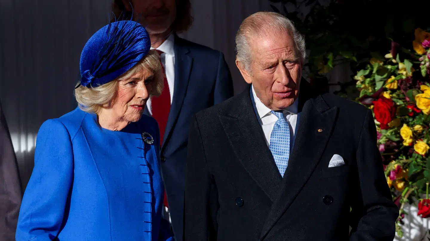 Dronning Camilla er glad for farven blå – tilmed så glad, at hun skulle nægte andre kongelige at bære den, lyder det nu fra flere eksperter.
