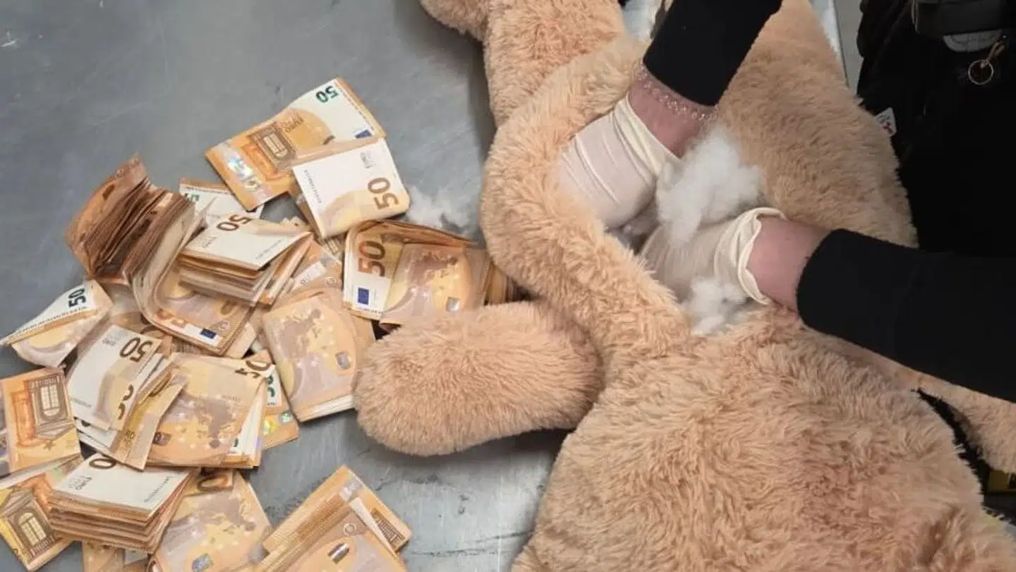 Under en kontrol stødte en medarbejder fra en fragtvirksomhed på en bamse fyldt med pengesedler.