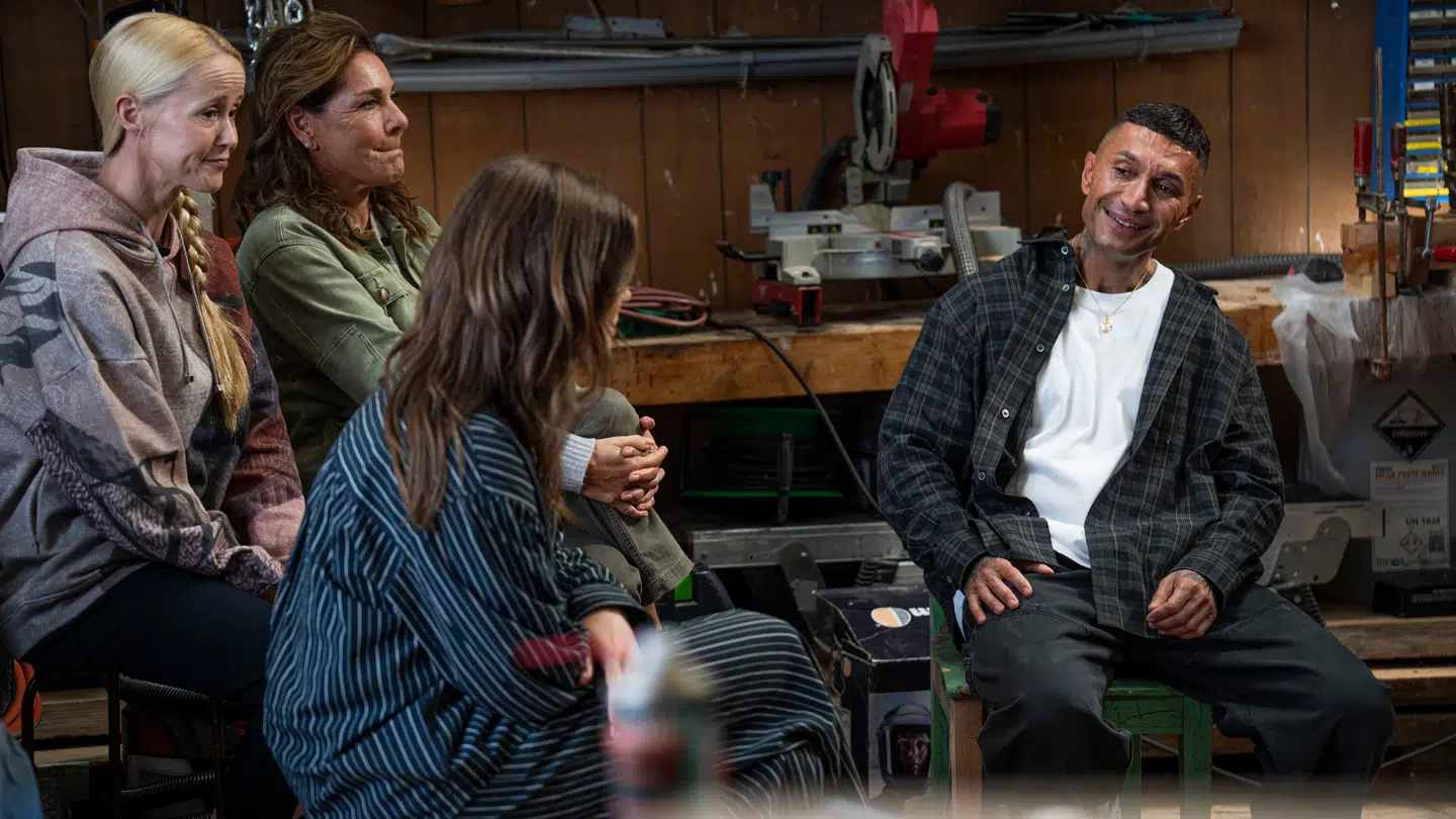 Tina Dickow og Lis Sørensen ser på, mens Pil synger for Burhan G.