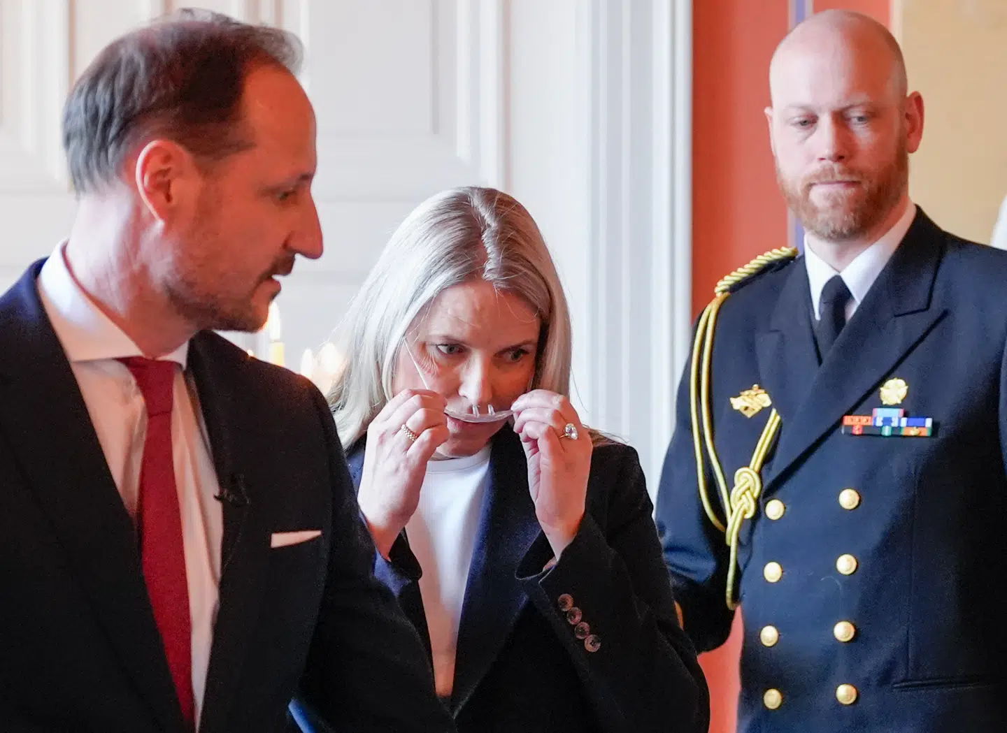 Kronprinsesse Mette-Marit viste sig for første gang officielt med iltslange i næsen, da hun fredag tog imod de norske paraatleter på kongeslottet sammen med sin familie.
