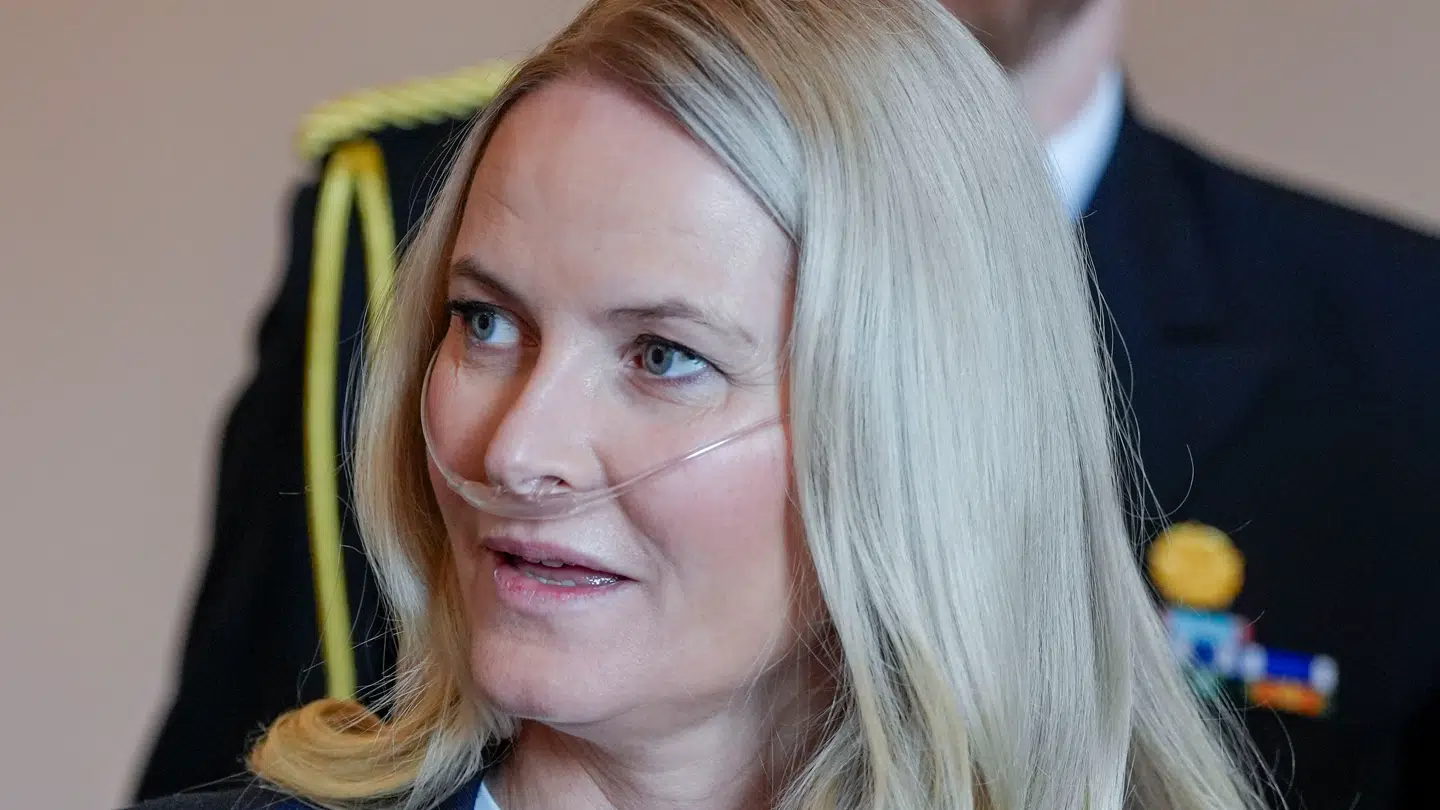 Kronprinsesse Mette-Marit viste sig for første gang officielt med iltslange i næsen, da hun tog imod de norske paraatleter på kongeslottet sammen med sin familie i april. For hendes tilstand er gået den forkerte vej, har det lydt.