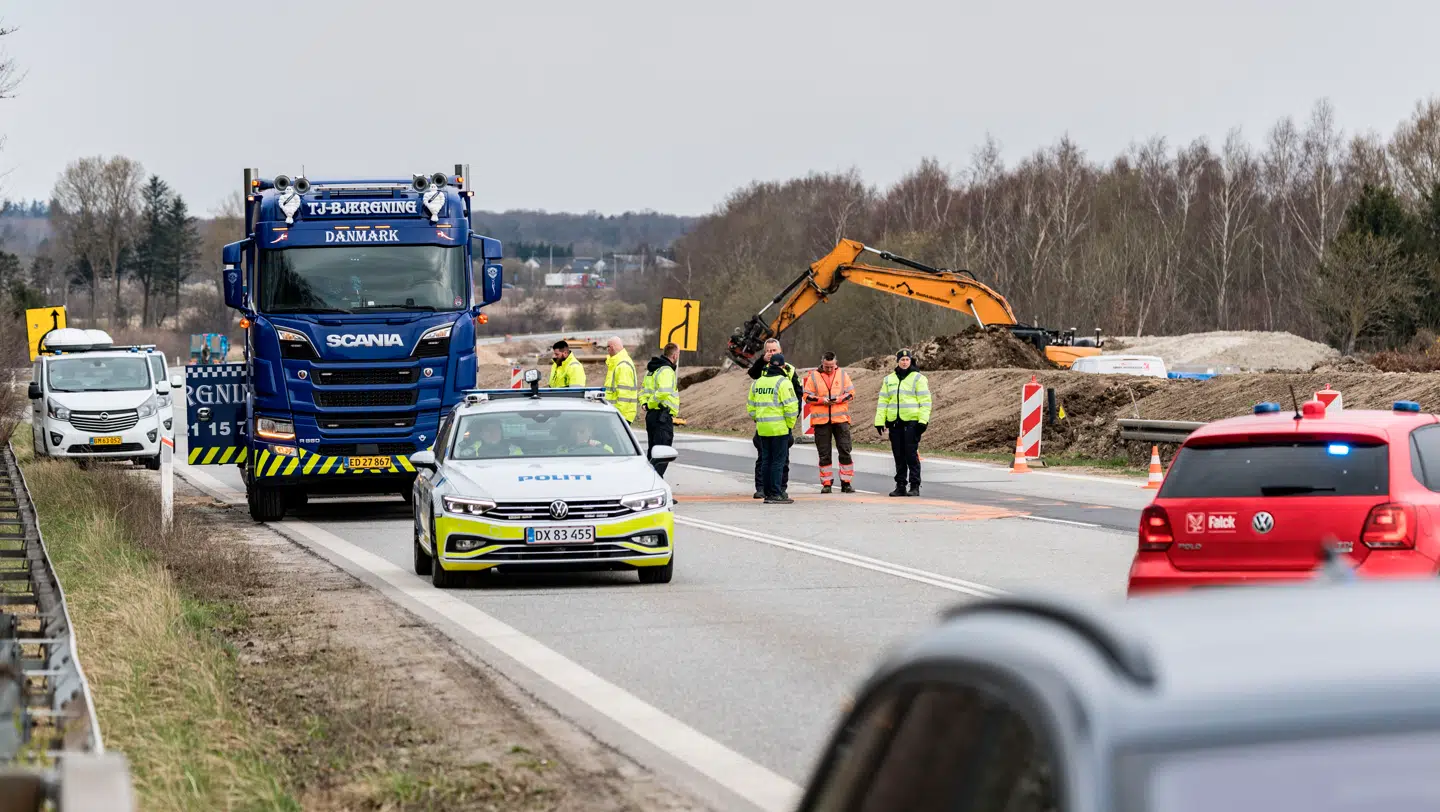 Den farlige vejstrækning mellem Hillerød og Allerød var spærret i flere timer tirsdag morgen, mens politi og bilinspektør undersøgte omstændighederne ved det alvorlige trafikuheld.