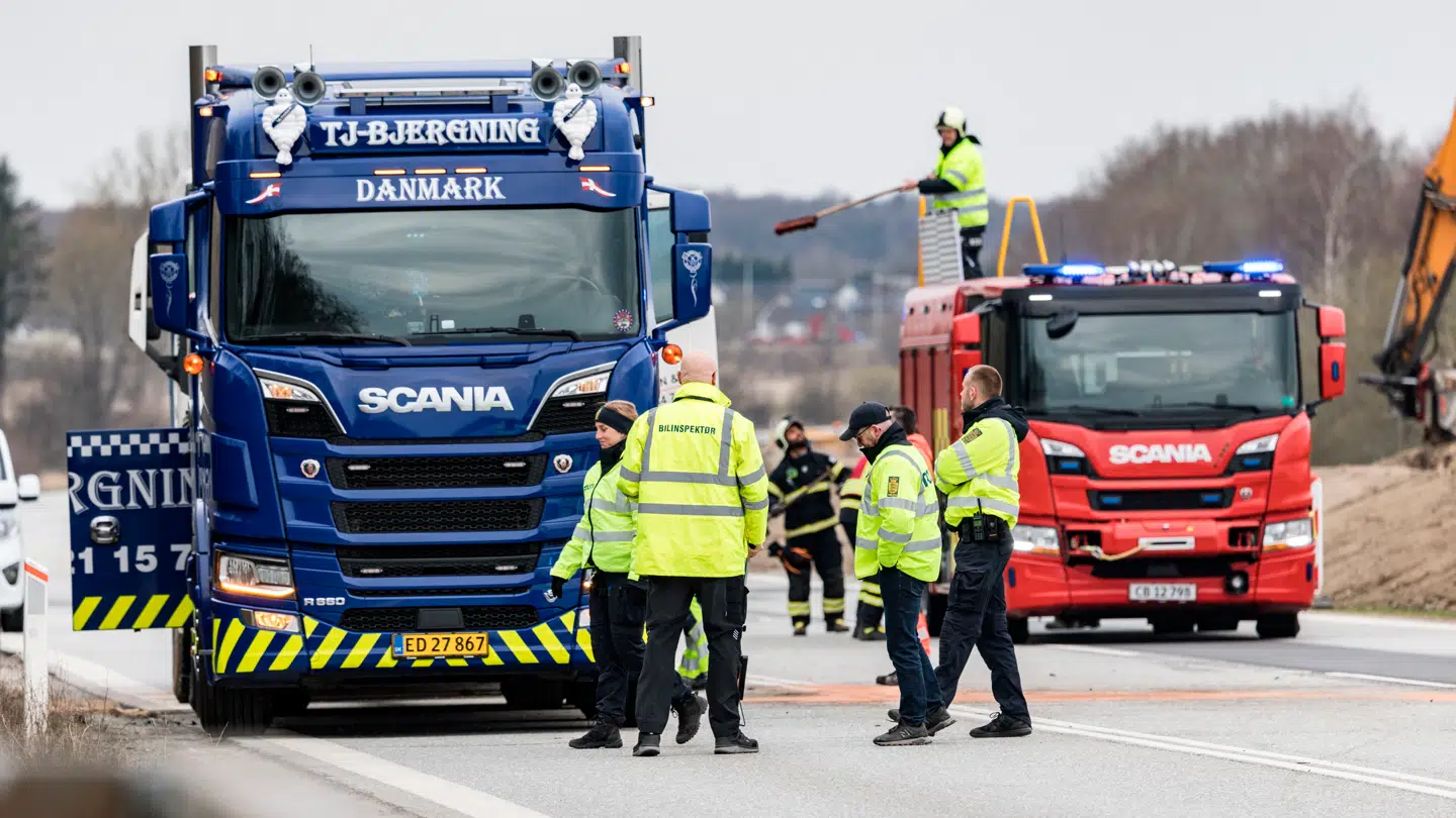 Ved tirsdagens ulykke kørte en varebil med to mænd i frontalt sammen med en lastbil på Hillerødmotorvejens forlængelse i Nordsjælland.
