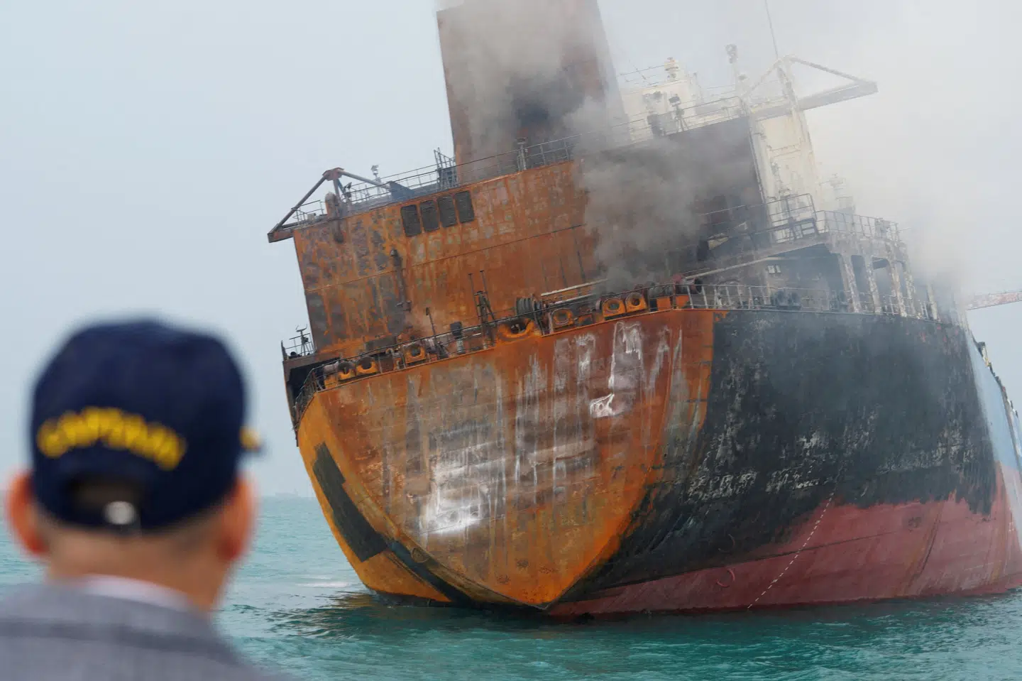Et udenlandsk olietankskib lastet med irakisk olie ligger i vandet ud for Iraks kyst efter uidentificerede angreb i sidste måned. Efter indledningen på krigen i Iran 28. februar og de følgende forhøjede priser på energi, sænker Den Internationale Valutafond (IMF) nu prognoserne for den globale økonomi. (Arkivfoto).
