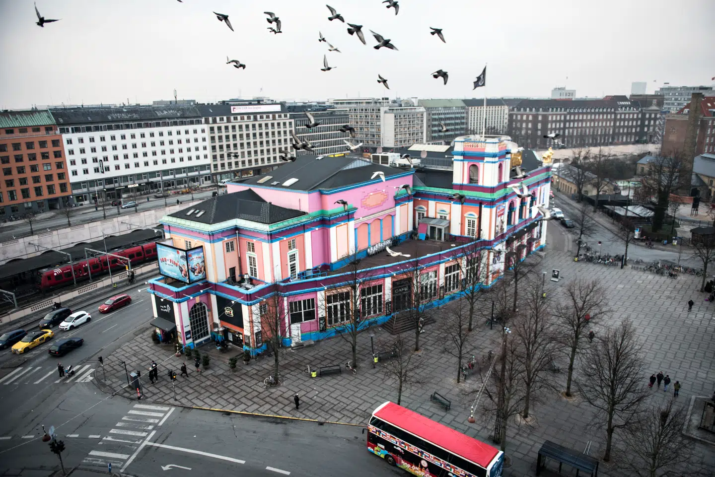 Palads skal renoveres, så bygningen i fremtiden kan huse hotel og biograf. Det begræder støtteforeningen Bevar Palads, der i næsten et årti har kæmpet for, at den farvestrålende bygning skal bevares.