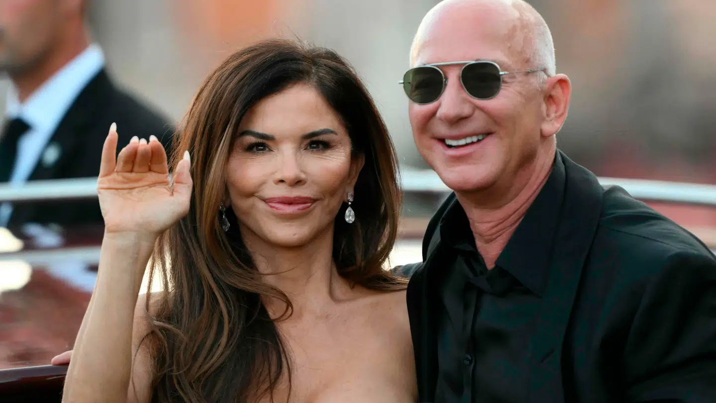 Amazon-grundlæggeren Jeff Bezos fotograferet med Lauren Sanchez Bezos i forbindelse med deres bryllup i Venedig sidste år.