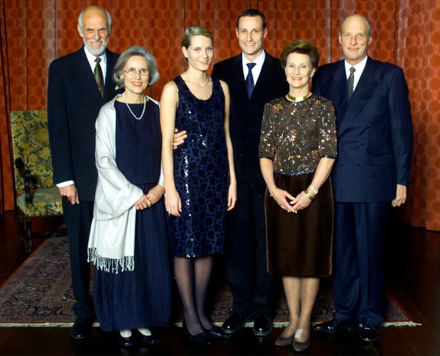 I forbindelse med kronprinsesse Mette-Marit og kronprins Haakons forlovelse i december 2000 stillede de op med deres forældre til det første officielle billede. Til venstre står daværende Mette-Marit Tjessem Høiby med mor Marit Tjessem og far Sein O. Høiby, mens kronprins Haakon står til højre med sine forældre, kong Harald og dronning Sonja.
