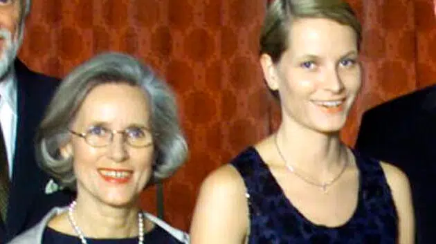 Kronprinsesse Mette-Marits mor dukker pludselig op efter skandalerne