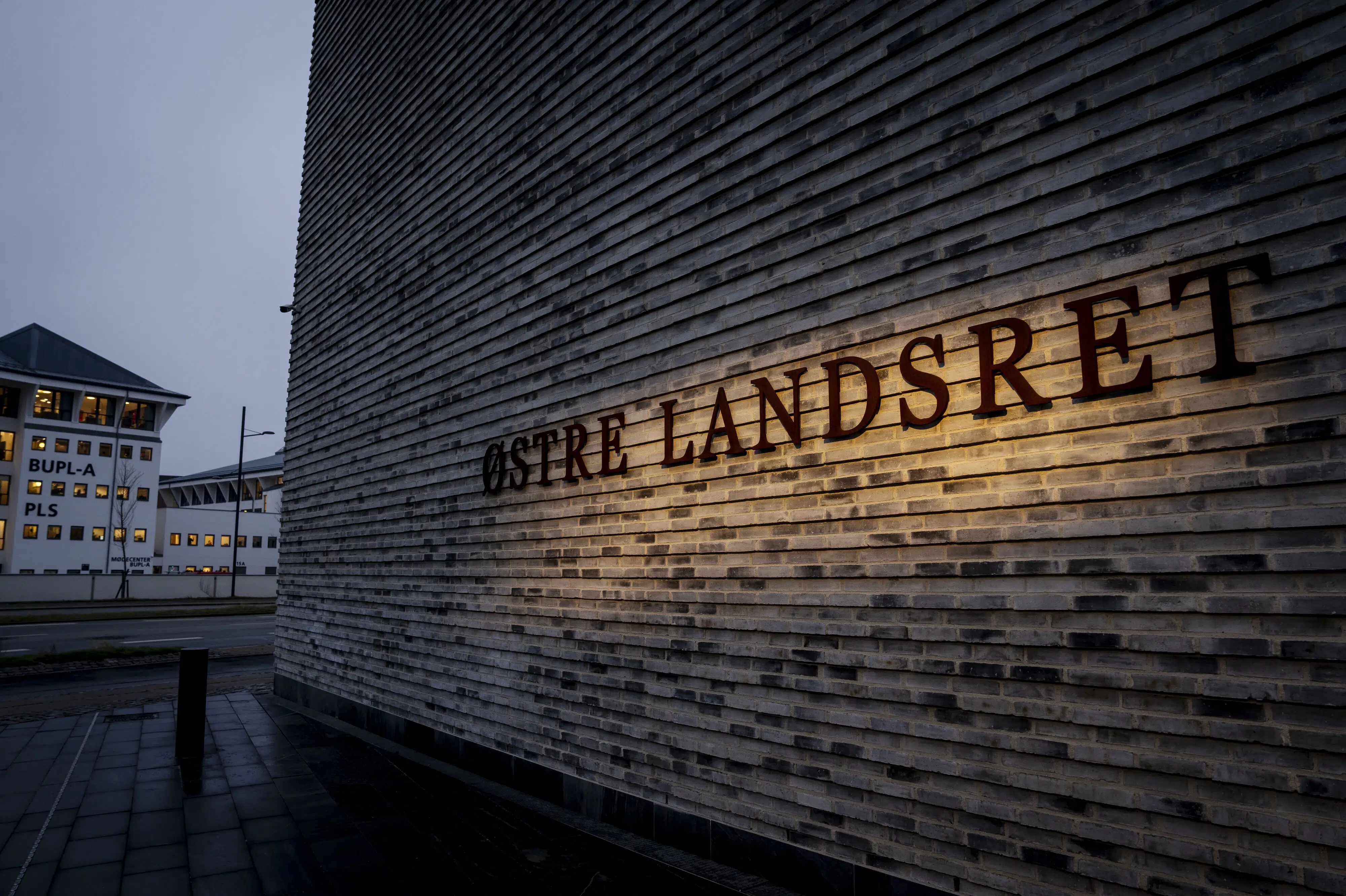 Landsret udsætter bødesag mod politimand i halvandet år