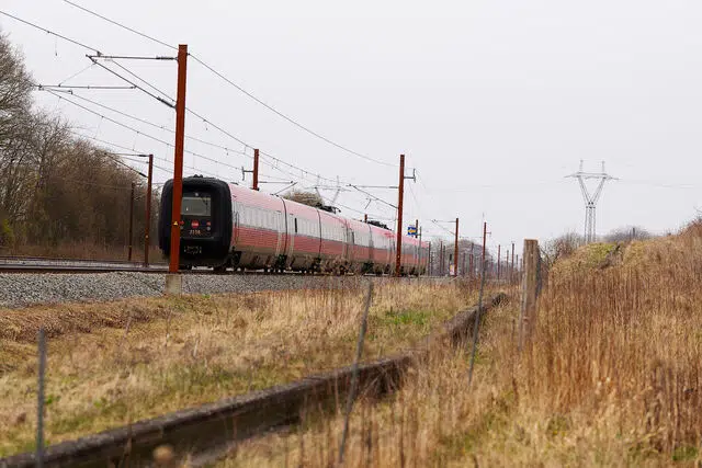 Kæmpe kaos: Tog holder stille og passagerer evakueres