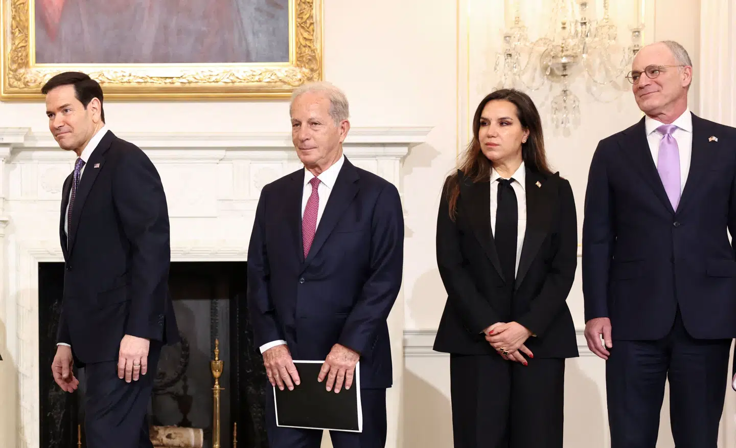 Tirsdag er der møde i USA's udenrigsministerium med de første direkte forhandlinger mellem repræsentanter for Israel og Libanon i årtier. Fra venstre er det USA's udenrigsminister, Marco Rubio, USA's ambassadør i Libanon, Michel Issa, Libanons ambassadør i USA, Nada Hamadeh Moawad, og Israels ambassadør i USA, Yechiel Leiter.