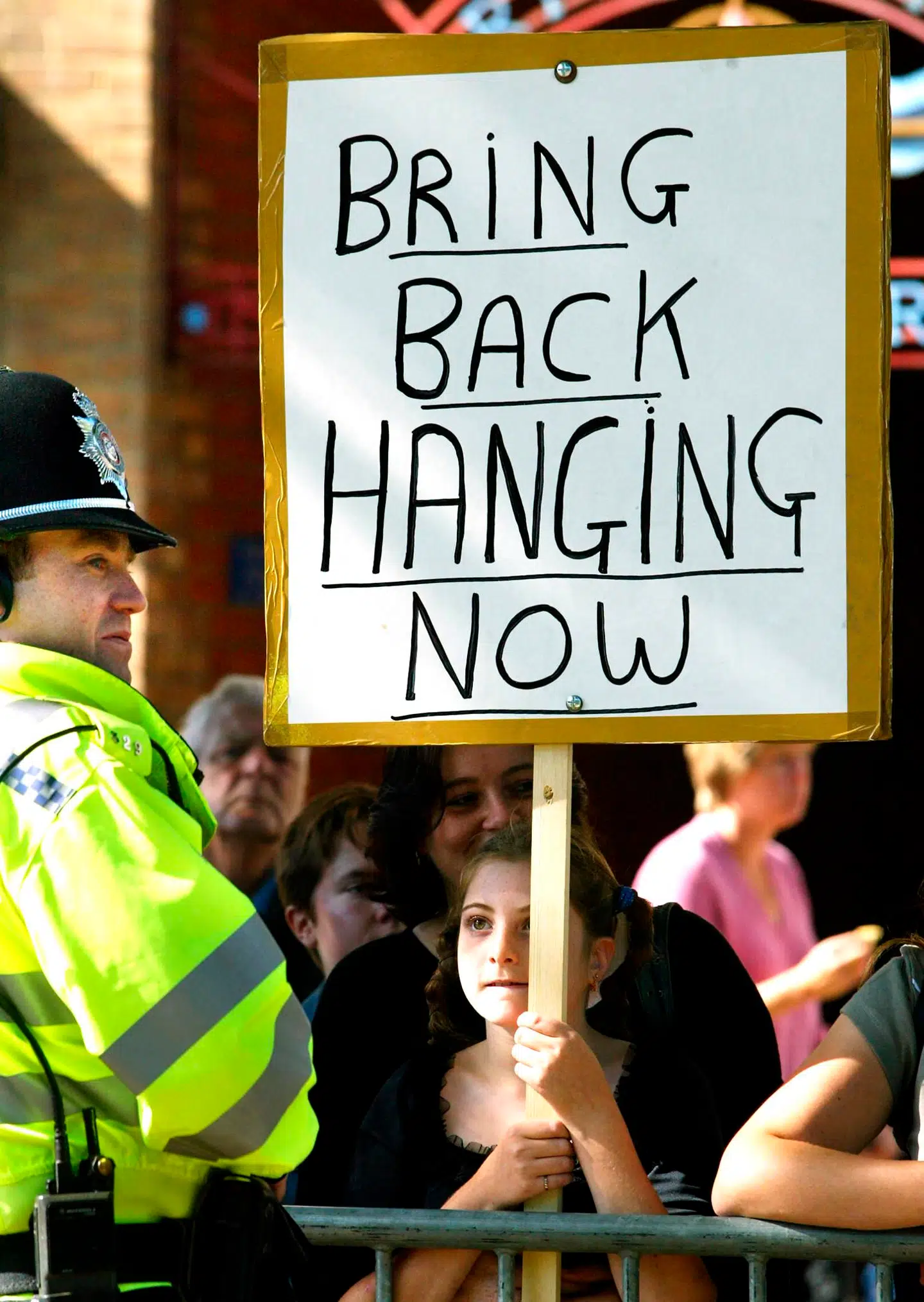 En pige holder et skilt, som kræver dødsstraf til Ian Huntley. Drabene på de to skolepiger vakte voldsomme følelser i England.