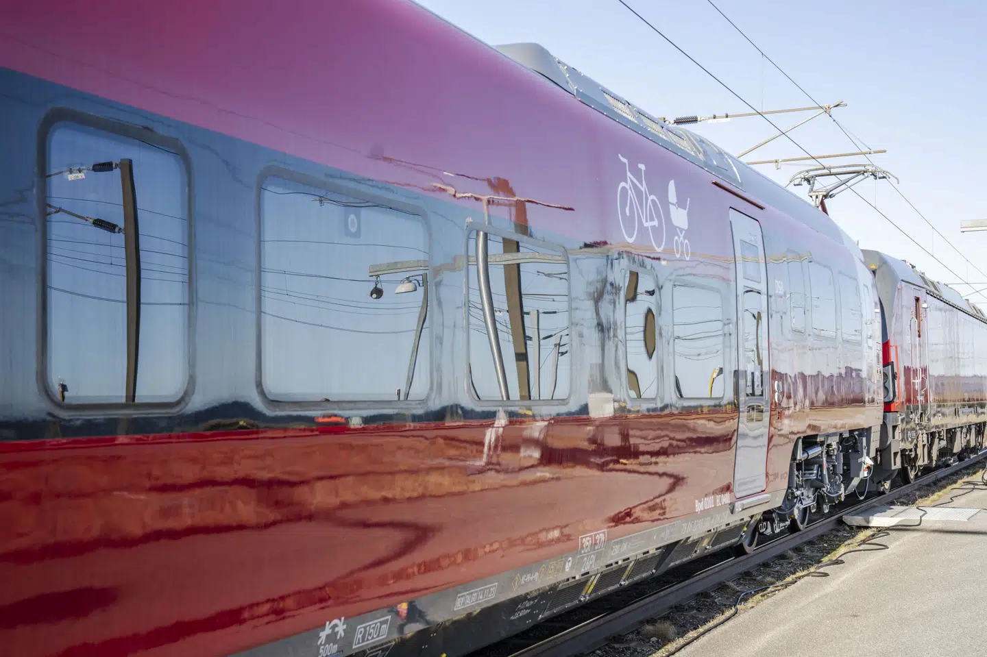 Banedanmark har ikke fundet nogen årsag til de to køreledninger, der er faldet ned på samme dag. Det er derfor, at de har truffet valget om at indstille al trafik øst for Odense. (Arkivfoto).