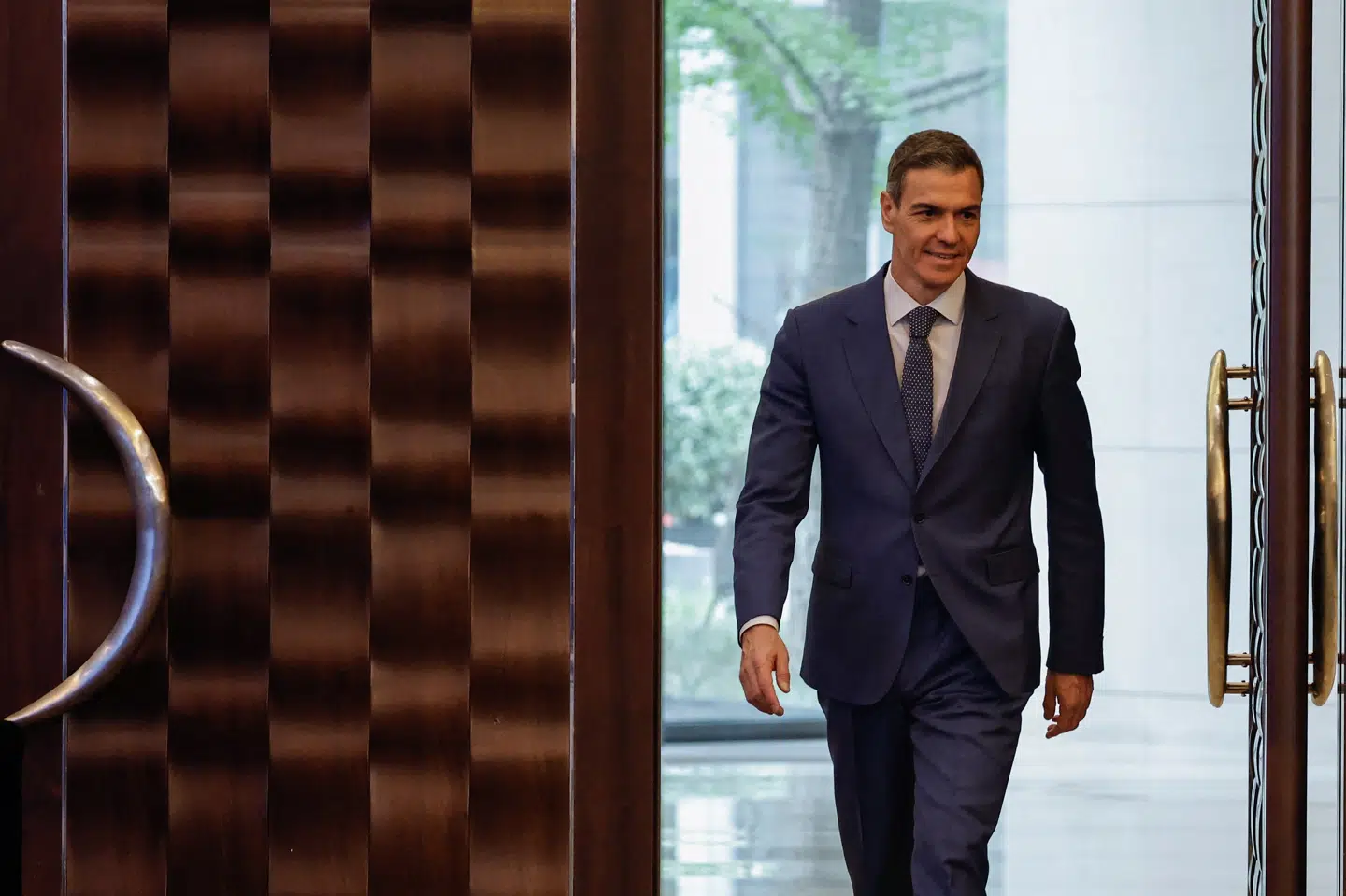 Den spanske premierminister, Pedro Sánchez, har sammen med sin regering tirsdag godkendt en plan om at give papirløse migranter lovligt ophold i landet. Oppositionen kalder det "en skandale". (Arkivfoto).