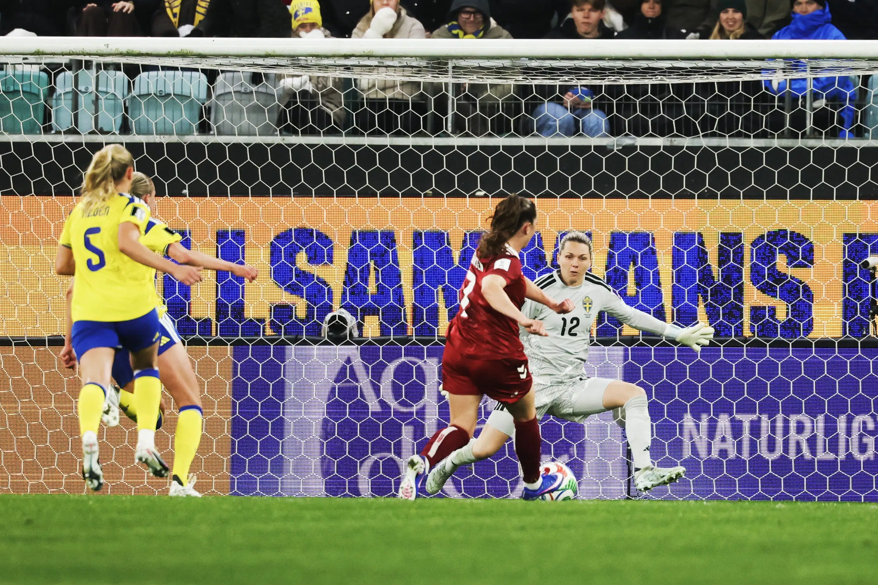 Danske fodboldkvinder tager heldig sejr mod ond svensk ånd